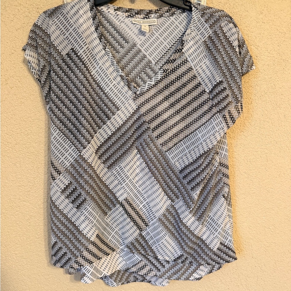 Dana Buchman Black and White Geometric V-Neck Short Sleeve Top